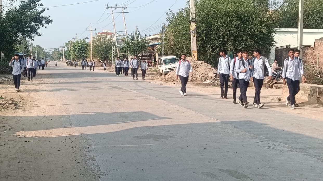 Buses do not stop in front of the ITI after classes end; trainees are walking four kilometers back