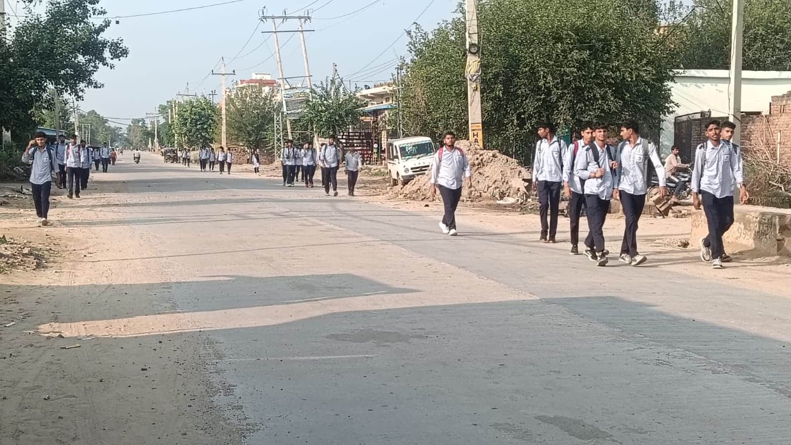 आईटीआई छुट्टी के बाद रोहतक रोड से पैदल गुजरते आईटीआई प्रशिक्षु।