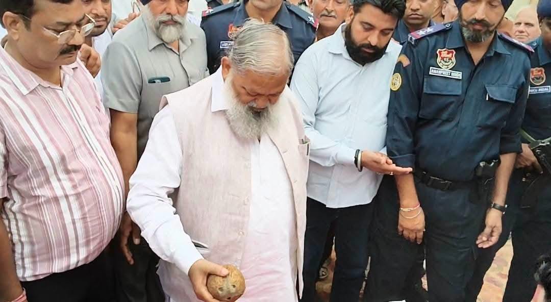 अंबाला छावनी में नारियल फोड़कर 58 करोड़ की परियोजना को शुरु करवाते कैबिनेट मंत्री अनिल विज। संव