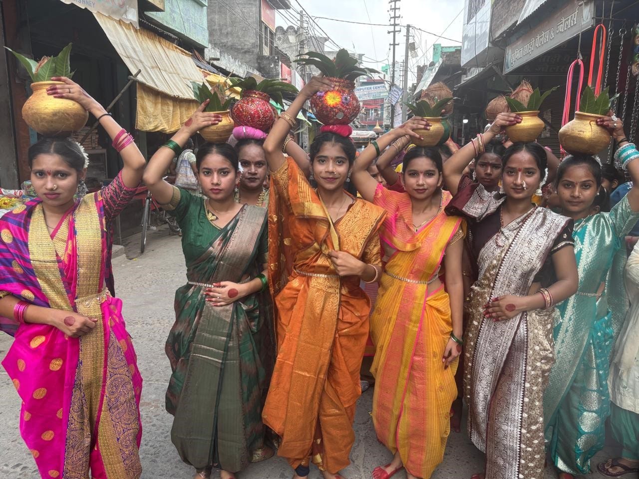 अनूपशहर में गणेश चतुर्थी आह्वान शोभायात्रा में गंगातट से मंगल कलश ले जाती युवतियां। संवाद