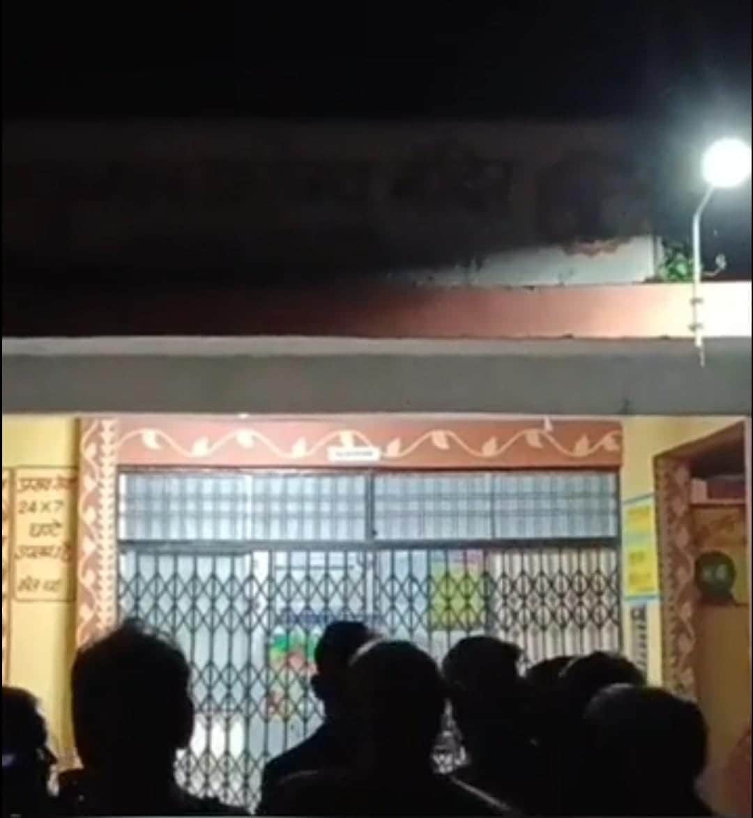 अस्पताल के गेट पर ताला लगा होने की वजह से गेट पर ही हुआ प्रसव
