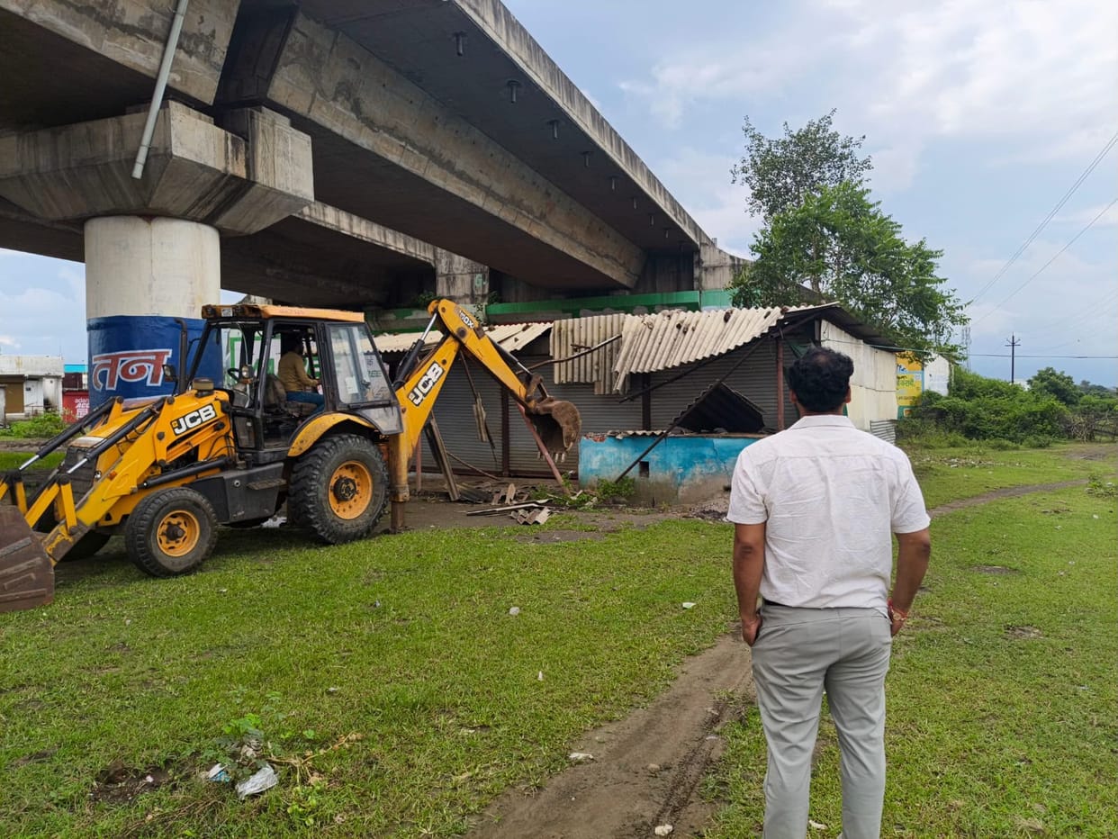 Administration Demolishes Illegal Dhabas and Structures on Government Land Across Sagar District