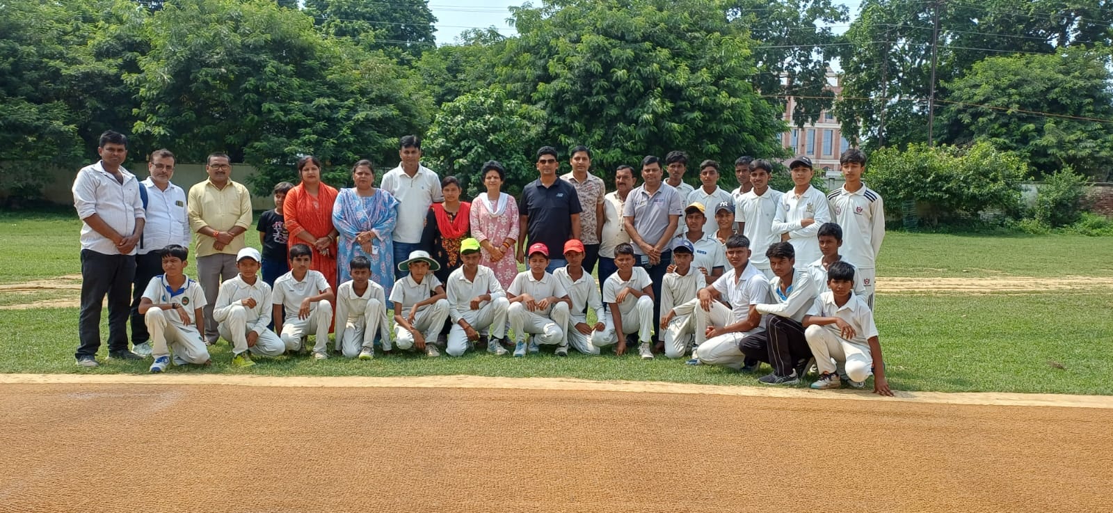 अयोध्या में मंडलीय प्रतियोता में विजेता बनी अंबेडकरनगर की टीम के खिलाड़ी। स्रोत विभाग