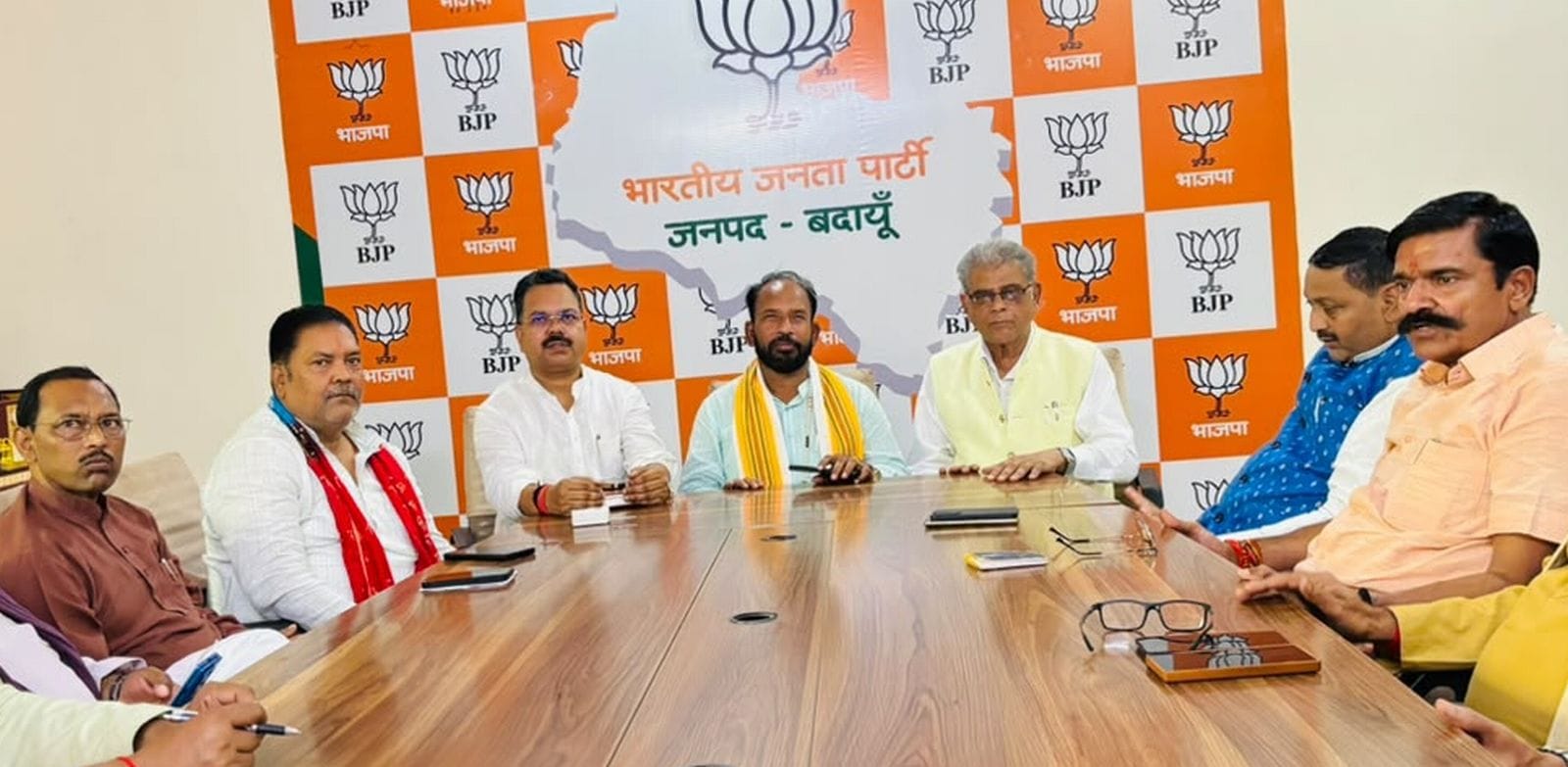 भाजपा कार्यालय पर बैठक करते जिले के प्रभारी मंत्री व अन्य। स्रोत संगठन