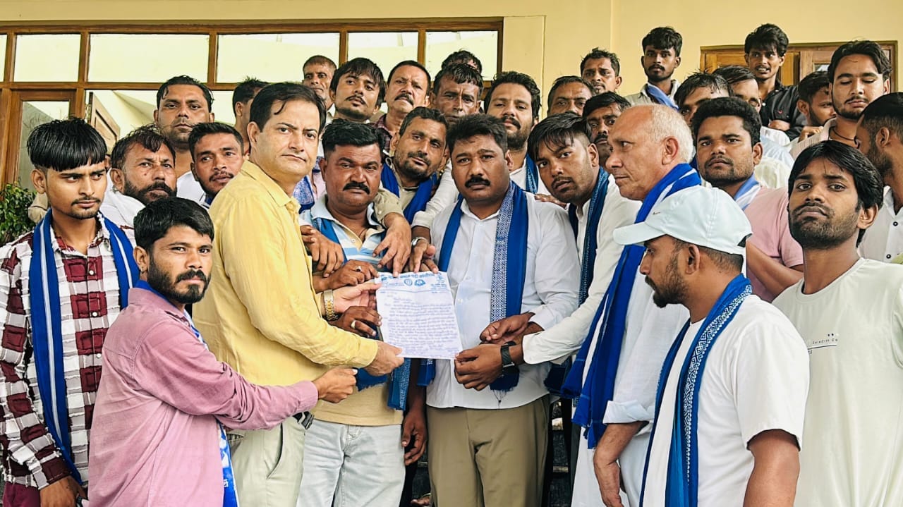 भीम आर्मी आजाद समाज पार्टी के नगीना विधायक चंद्रशेखर आजाद के काफीले पर हमले के विरोध में कलक्ट्