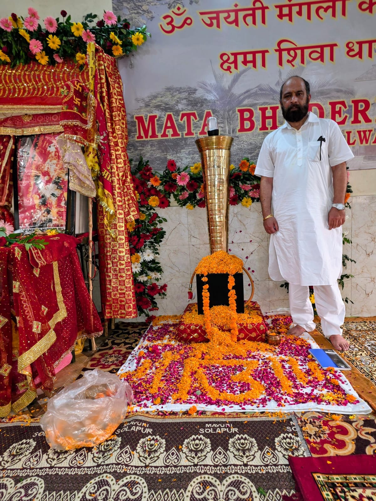 भद्रकाली माता मंदिर स्थित वीर ज्योति के साथ पनुन कश्मीर के अध्यक्ष टीटू गंजू। स्रोत : संवाद।