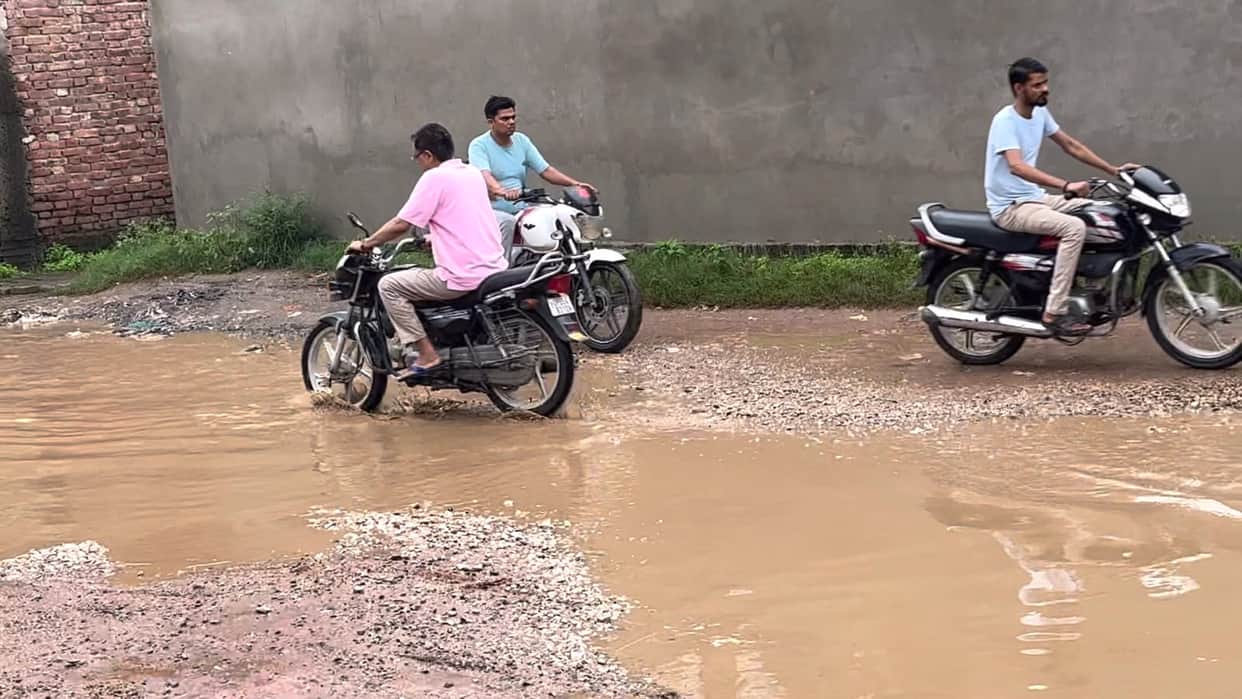 Siddharthnagar News: Neighborhood road in dilapidated condition; commuting difficult
