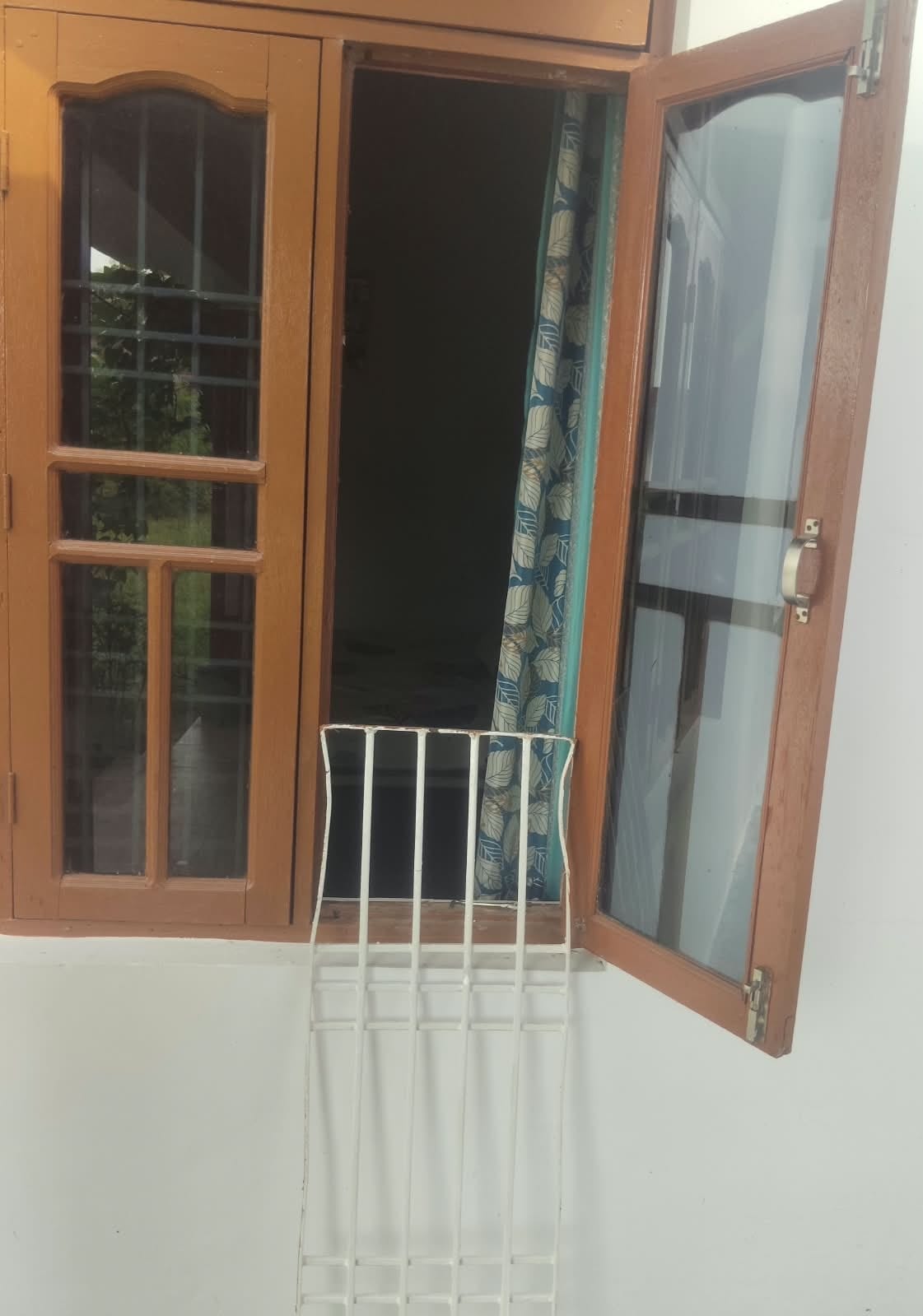 बासा पंचायत के एक घर में चोरी करने के लिए उखड़ी खिड़की की ग्रिल। -स्रोत : जागरूक पाठक
