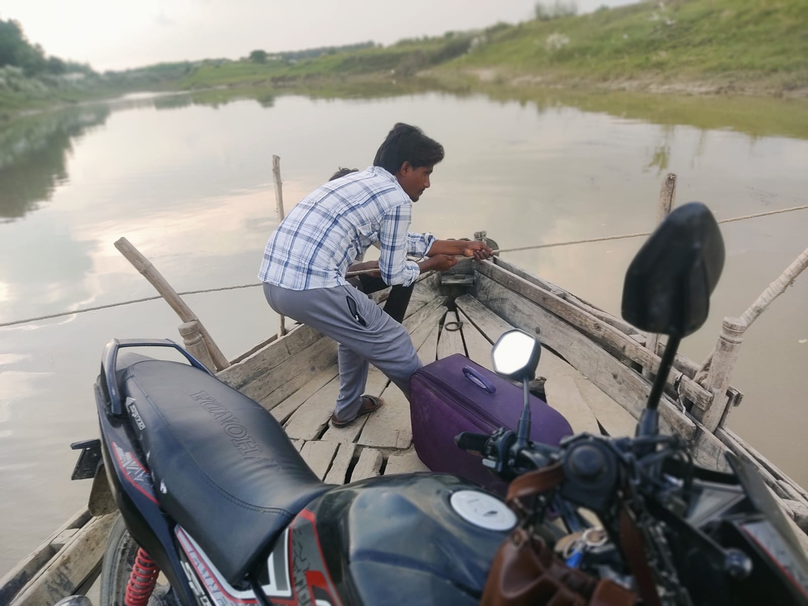 _छगडिहवा घाट की वर्तमान तस्वीर सरकारी दावों को मुंह चिढ़ा रही है। आज भी लोग अपनी मोटरसाइकिलें औ