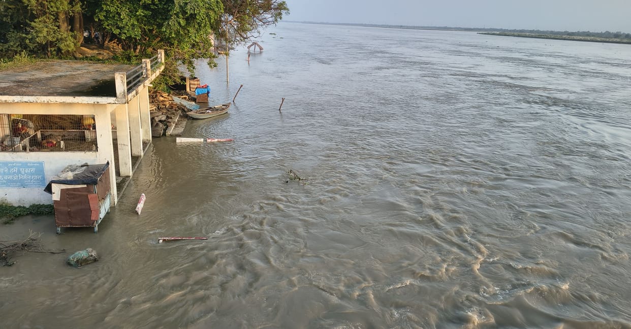Cremation ghat submerged due to the swelling of the Ganges