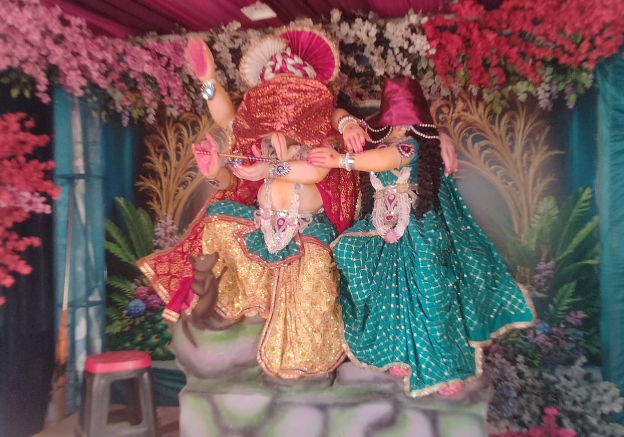 Siddharthnagar News: Vighnaharta enshrined in pandals and homes amidst chants of 'Ganpati Bappa Morya