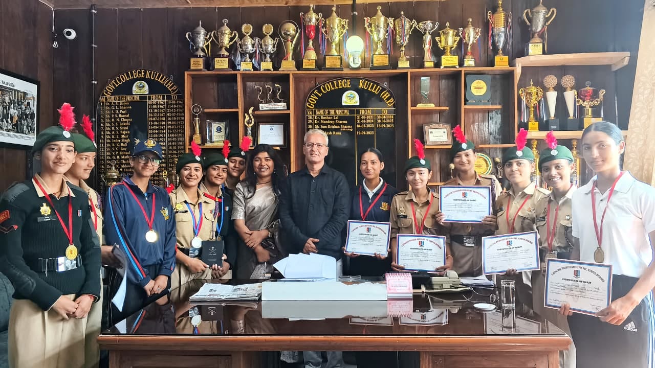 एनसीसी शिविर में बेहतर प्रदर्शन करने पर कॉलेज प्रिंसिपल से मिलते कैडेट। स्त्रोत कॉलेज