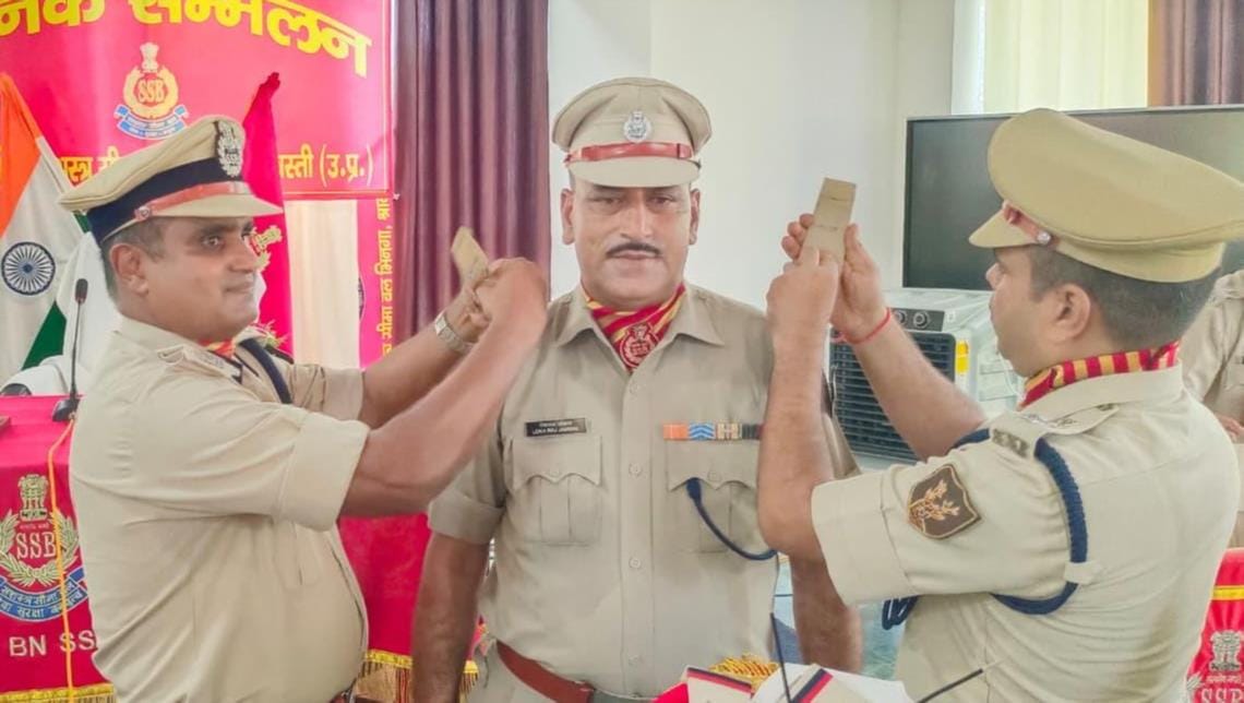  एसएसबी मुख्यालय भिनगा में पदोन्नत जवान को बैज लगाते अधिकारी।