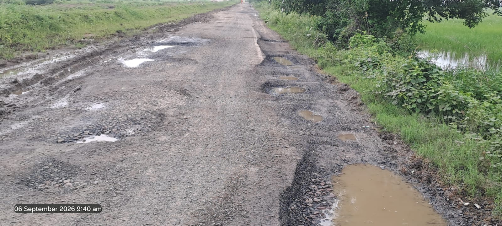फोटो - 01 गड्ढे में तब्दील सड़क। संवाद