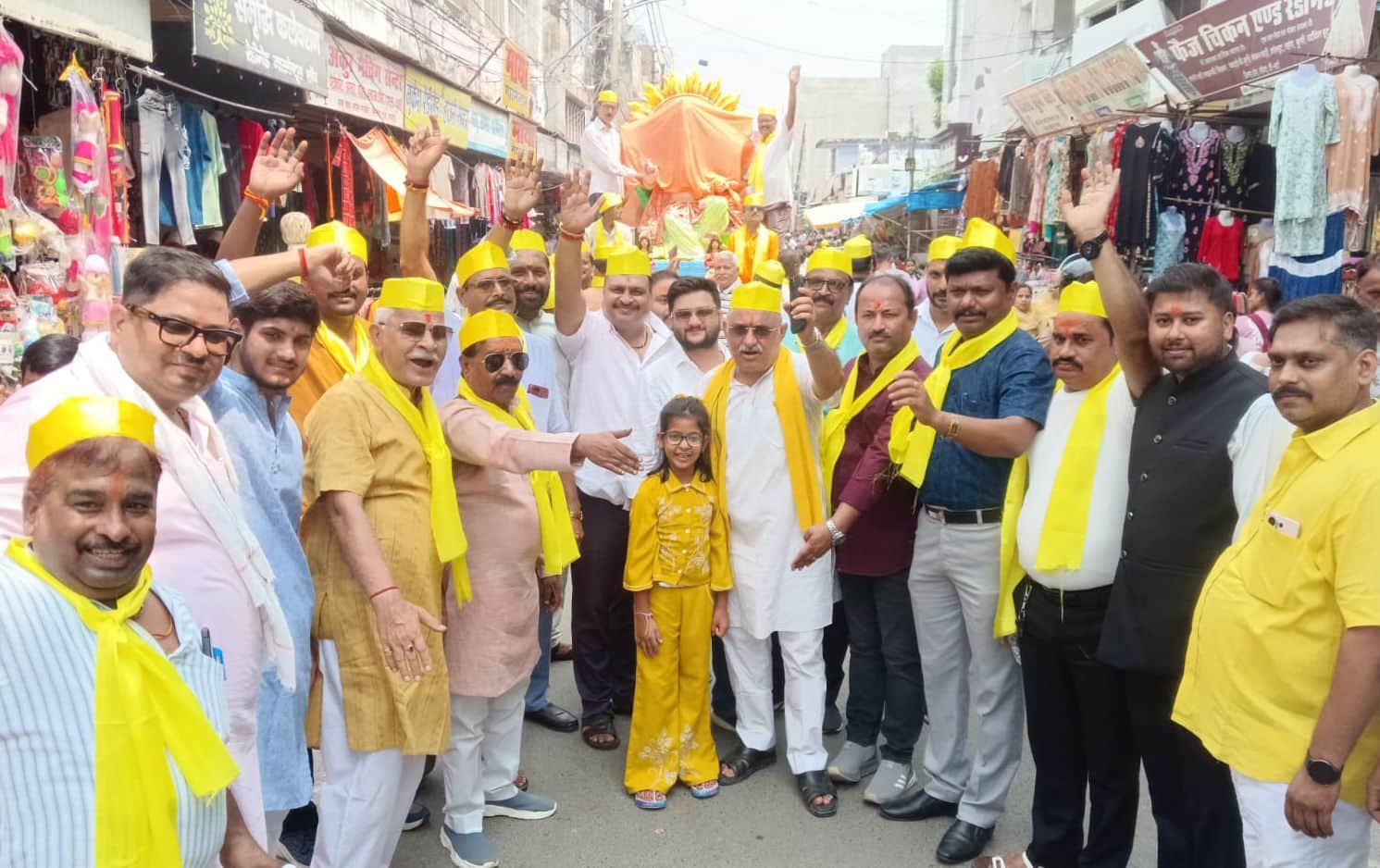 फोटो-10- गजानन पंडाल की श्री गणेश की मूर्ति शोभायात्रा में शामिल श्रद्धालु। संवाद