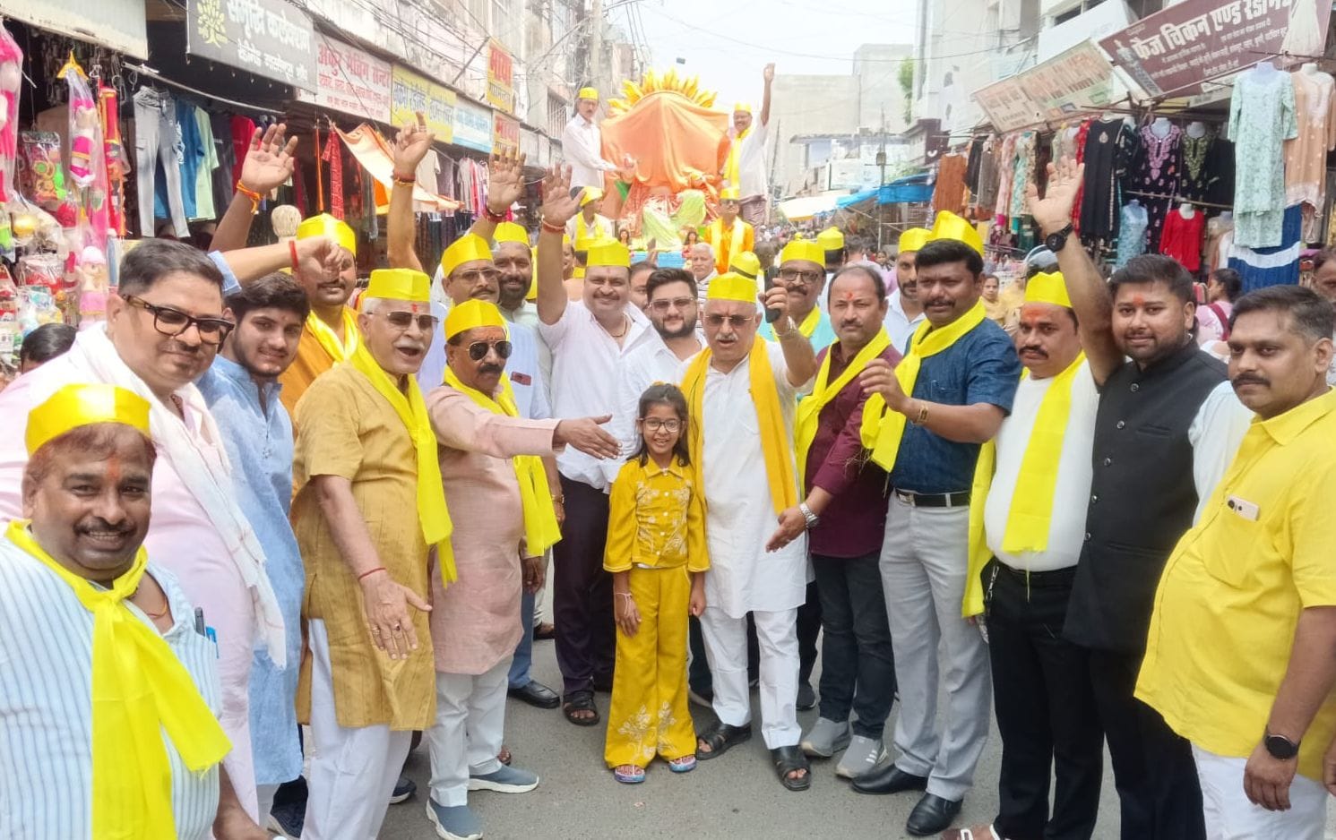 फोटो-10- गजानन पंडाल की श्री गणेश की मूर्ति शोभायात्रा में शामिल श्रद्धालु। संवाद