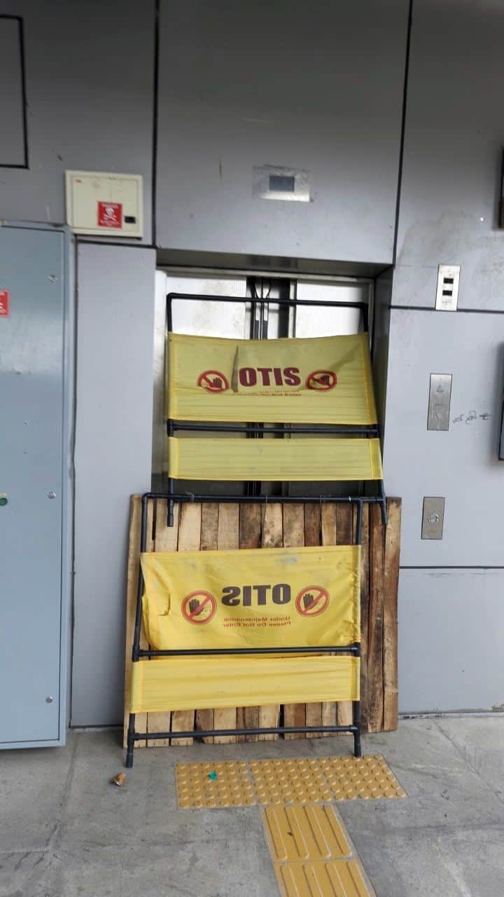 The lift closed just days after its inauguration, forcing passengers to change platforms using stairs.