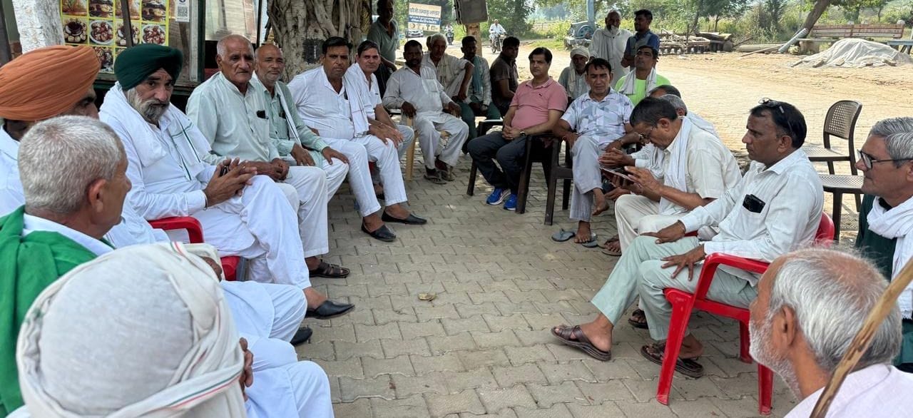 फोटो 13जेएनडी03-नशामुक्ति शिविर को लेकर गांव में जनसंपर्क करते माजरा खाप के पदाधिकारी। स्रोत प
