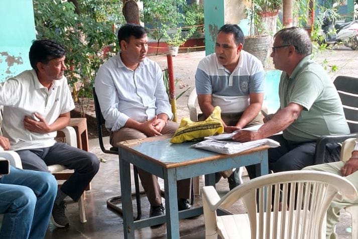 फोटो 13जेएनडी04-विशेष गहन पुनरीक्षण को लेकर मतदान केंद्रों का निरीक्षण करते चुनाव कार्यालय के त