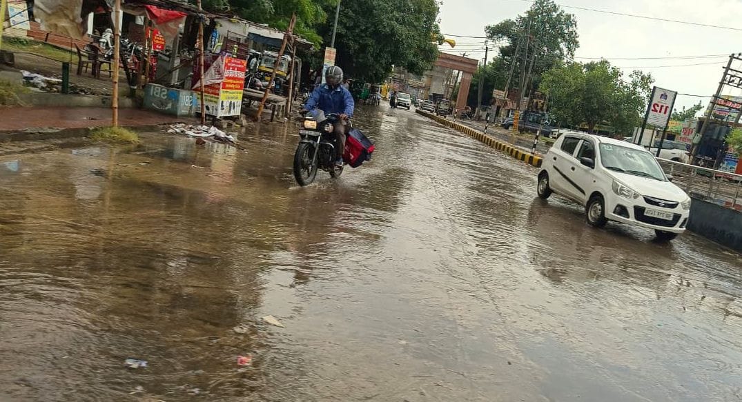 फोटो 13जेएनडी13-रविवार दोपहर को शहर में हो रही बूंदाबांदी। संवाद