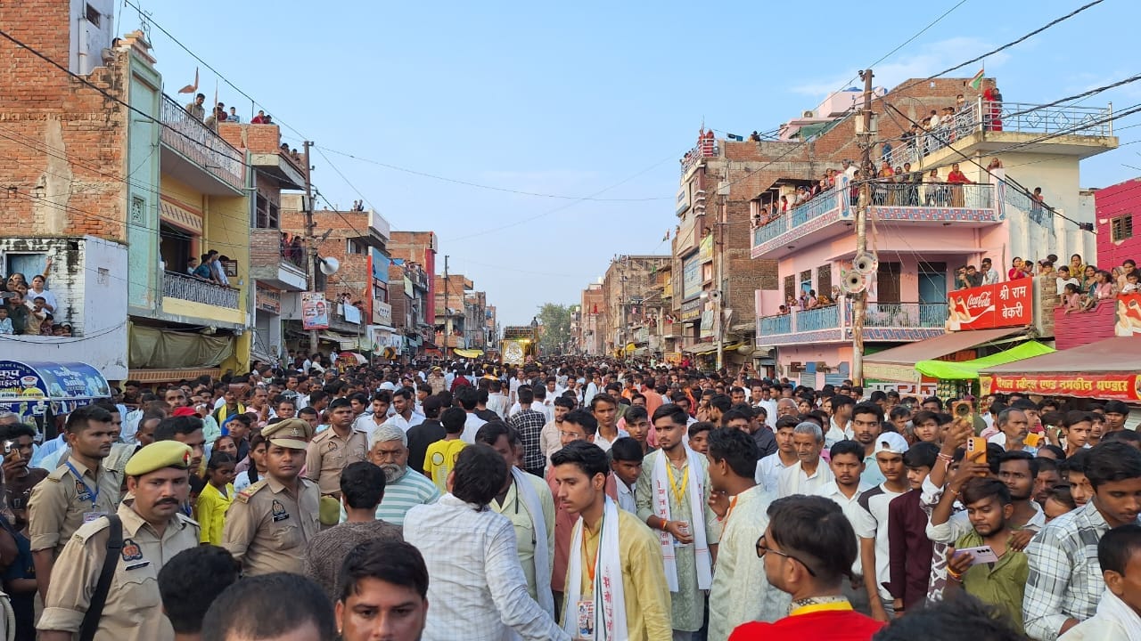 फोटो 14 एचएएमपी 25- सुमेरपुर में तीज महोत्सव की शोभायात्रा देखने उमड़ी भीड़। संवाद
