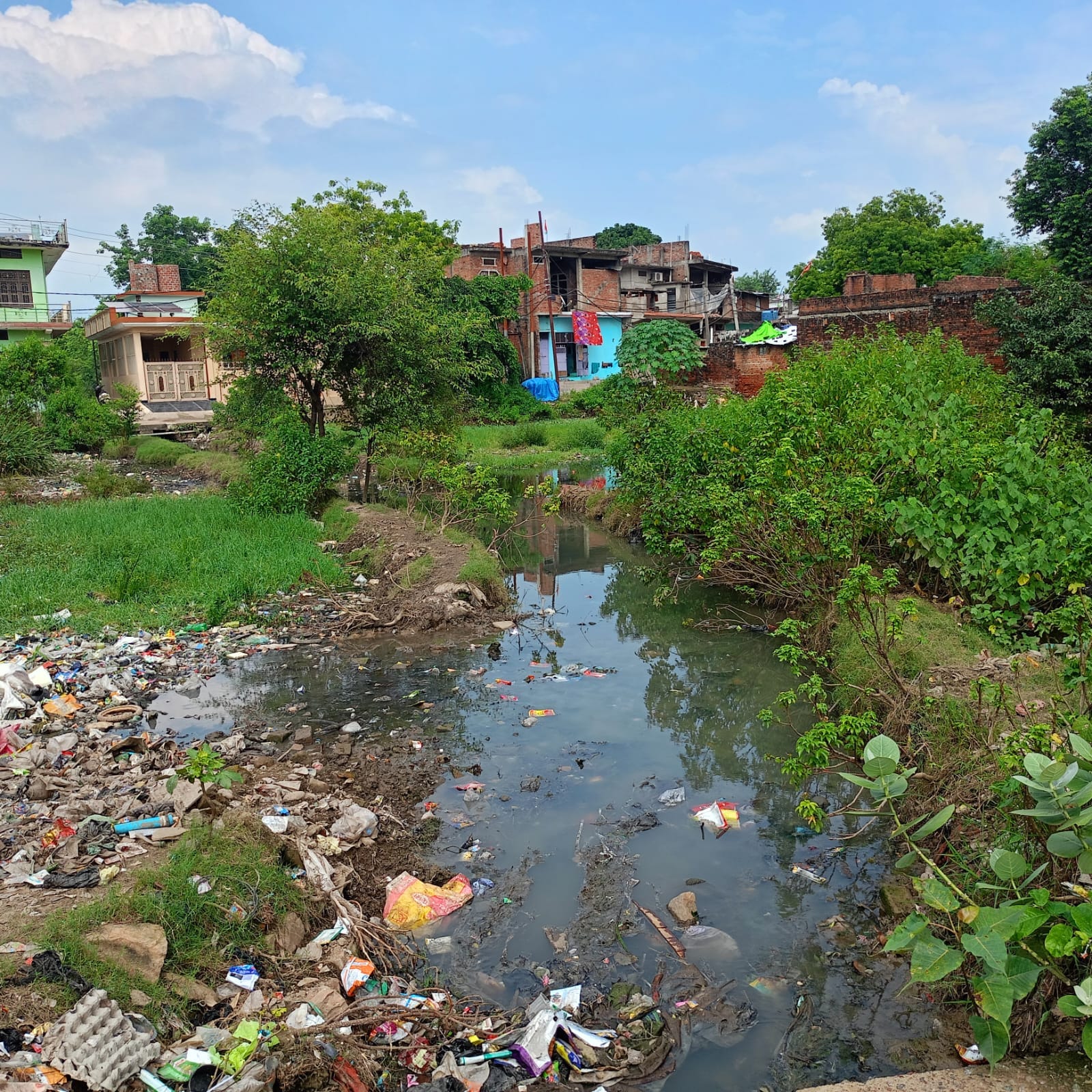 फोटो 14 सीकेटीपी 03 द्वारिकापुरी मोहल्ला में खुला नाला। संवाद
