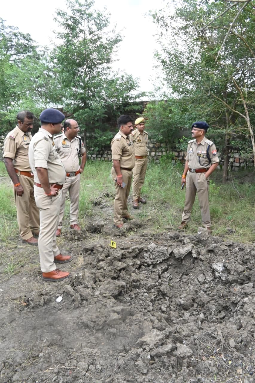 Massive explosion at BJP leader's plot; youth blown to pieces, leg found 300 meters away.Massive explosion at BJP leader's plot; youth blown to pieces, leg found 300 meters away.
