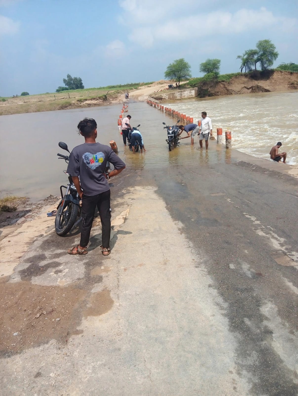 फोटो-16- गौरी-अमारा रपटे पर इस तरह से गाड़ियां धोते दिखे गांव के लोग। संवाद