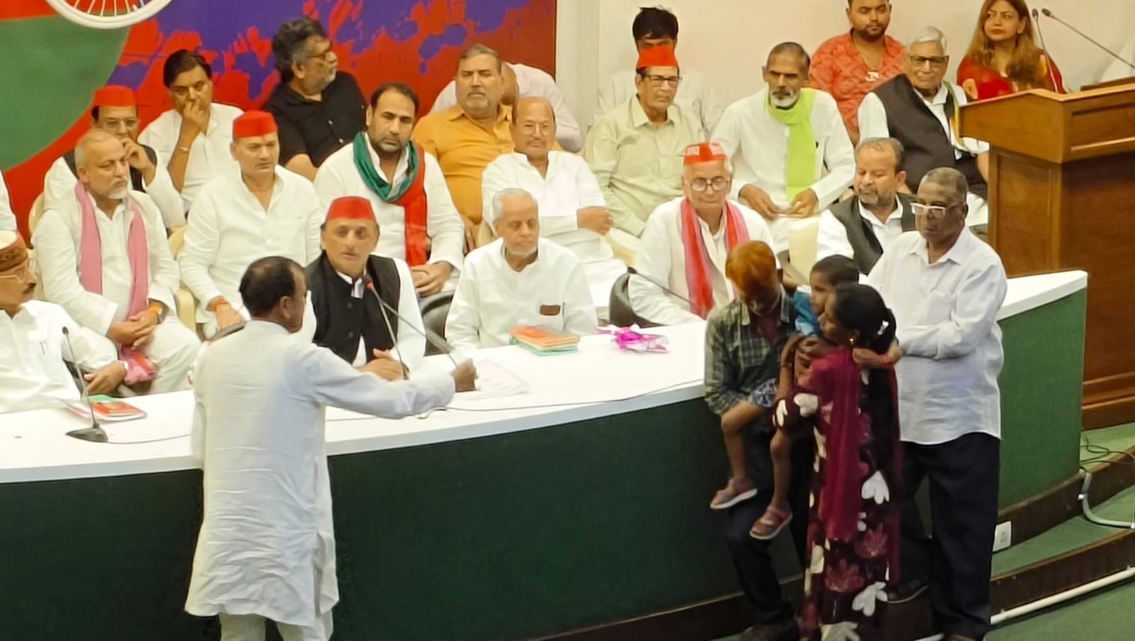 फोटो -17- लखनऊ में अखिलेश यादव को मामले की जानकारी देते सुशील त्रिवेदी व मौजूद पीड़ित परिजन। स्