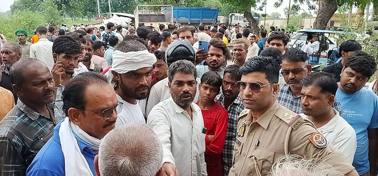 Teen crushed by roadways bus, family blocks road for two hours