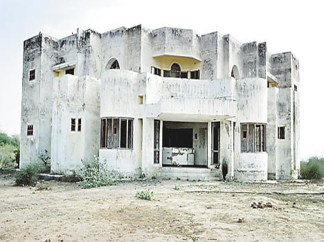 फोटो-20- देवकली मंदिर समीप पर्यटन विभाग के होटल की हालत। संवाद