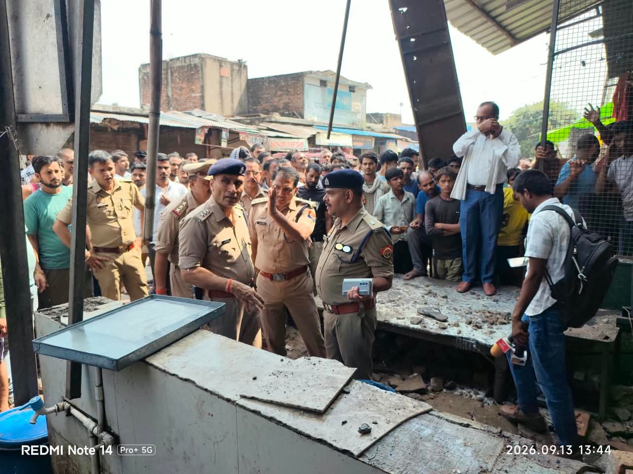 फोटो -23- घटना स्थल पर मौजूद एएसपी, सीओ व अग्निशमन अधिकारी। संवाद