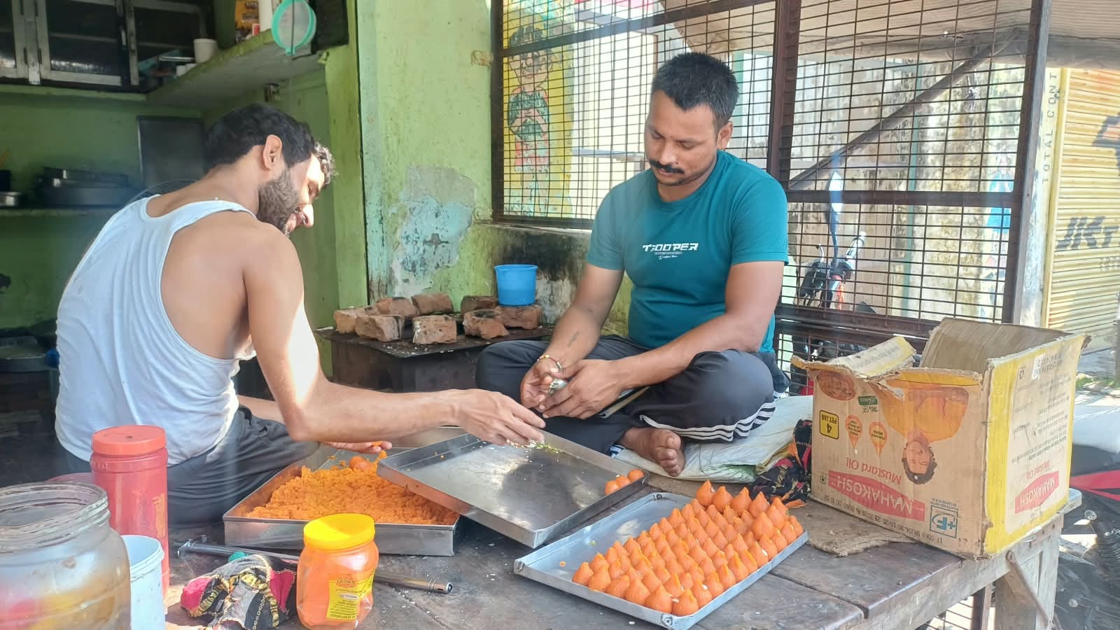 फोटो -33- मोदक बनाते कारीगर। संवाद