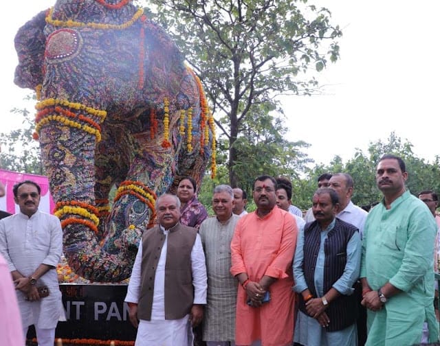 फाेटो -4- पन्ना के अकोला गेट पर स्थापित वत्सला की प्रतिमा।