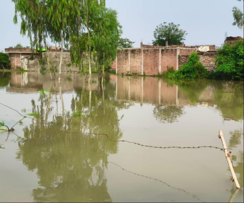 फोटो 40: बिलग्राम के कटरी जरेला गांव के किनारे भरा पानी। संवाद