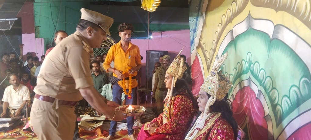फोटो -44- रामलीला की झांकी की आरती करते प्रभारी निरीक्षक राजकुमार सिंह। संवाद