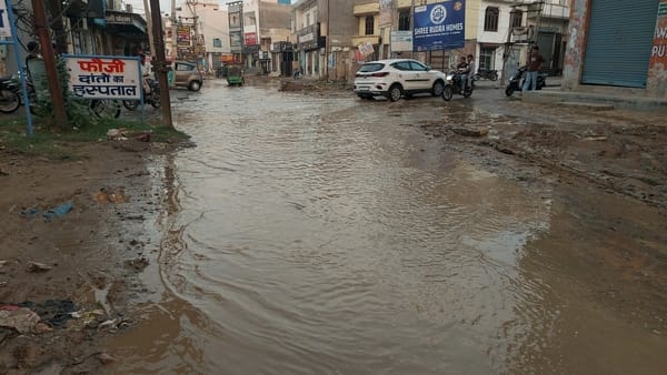 फोटो 9 नरवाना। रेलवे रोड शनि मंदिर के पास रोड पर बारिश के बाद जलभराव। संवाद।