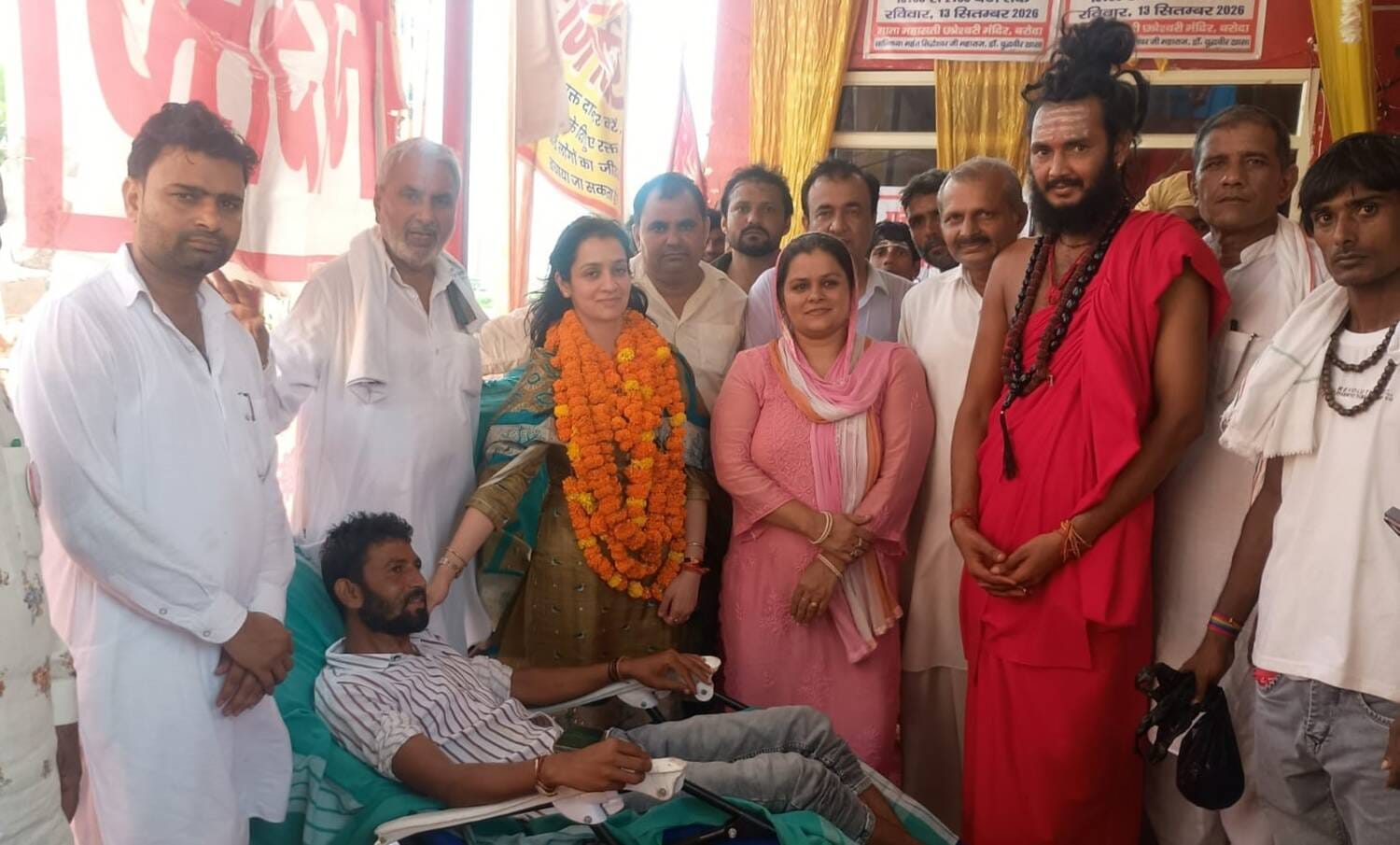 फोटो - बरोदा गांव में आयोजित शिविर में रक्तदाता को प्रोत्साहित करती हुई डीसीपी भारती डबास। स्रो