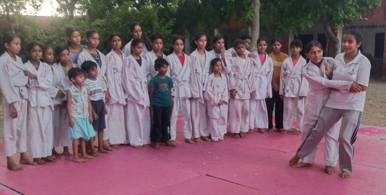 40 girls are becoming capable of self-defense by learning Judo techniques.