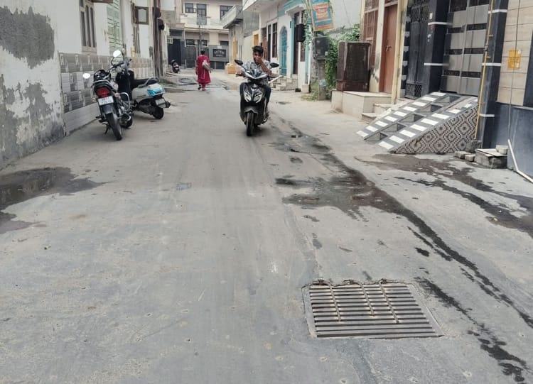फोटो - लक्ष्मी नगर में भूमिगत पाइप लाइन का चेंबर। संवाद