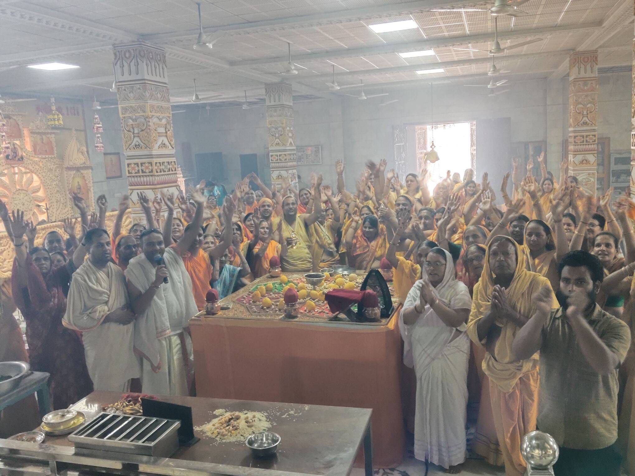 फोटो नंबर-22भगवान जिनेंद्र की  आराधना करते जैन समाज के लोग। स्रोत: समाज