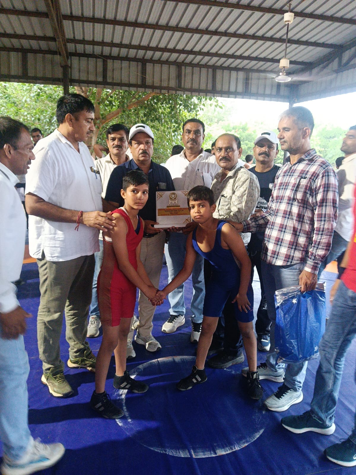 फोटो :: राज्य स्तरीय प्रतियोगिता में प्रतिद्वंद्वी पहलवान से हाथ मिलाती तनीषा (दाएं) व अन्य। स्