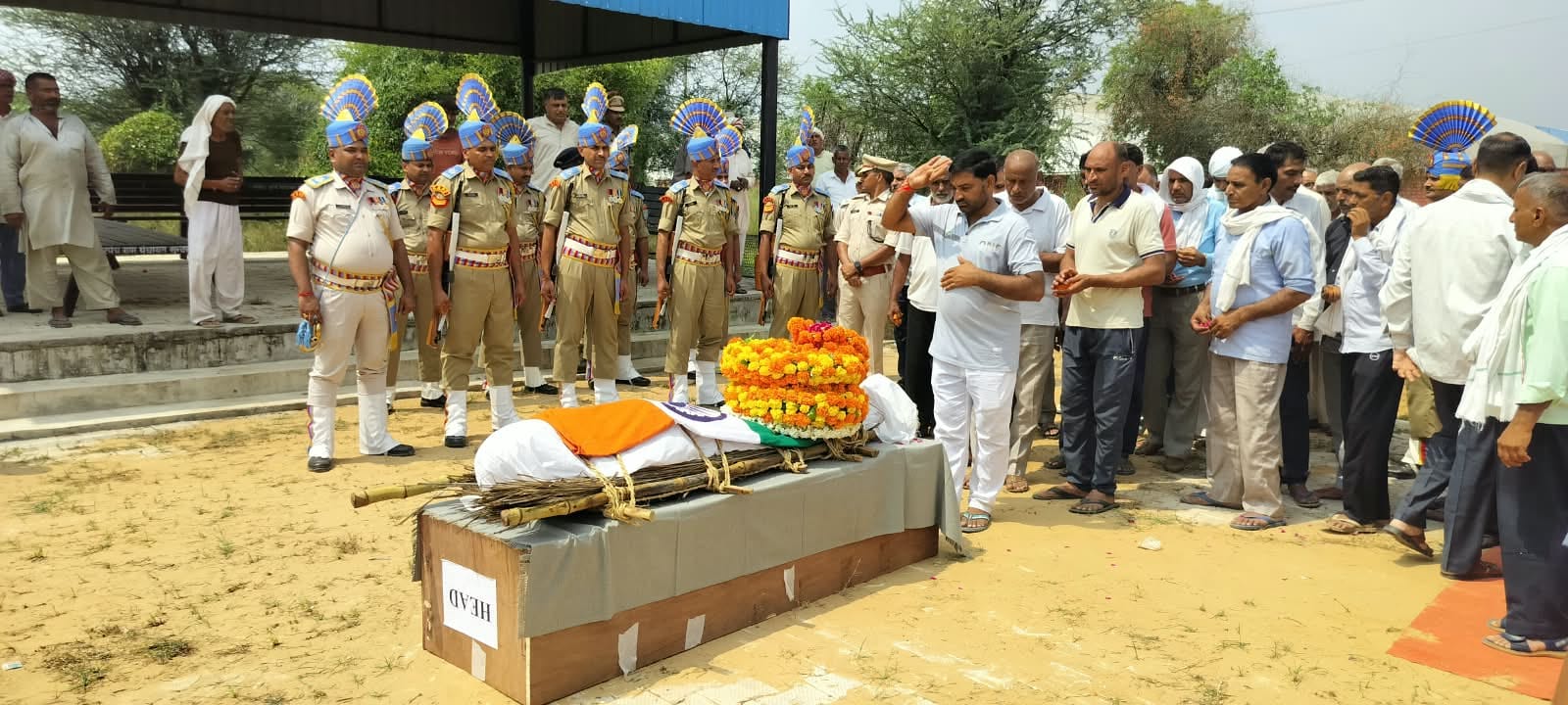 फोटो संख्या:79- गांव सुंदरह में केंद्रीय रिजर्व पुलिस बल में हेड कांस्टेबल सुरेश कुमार को अंतिम