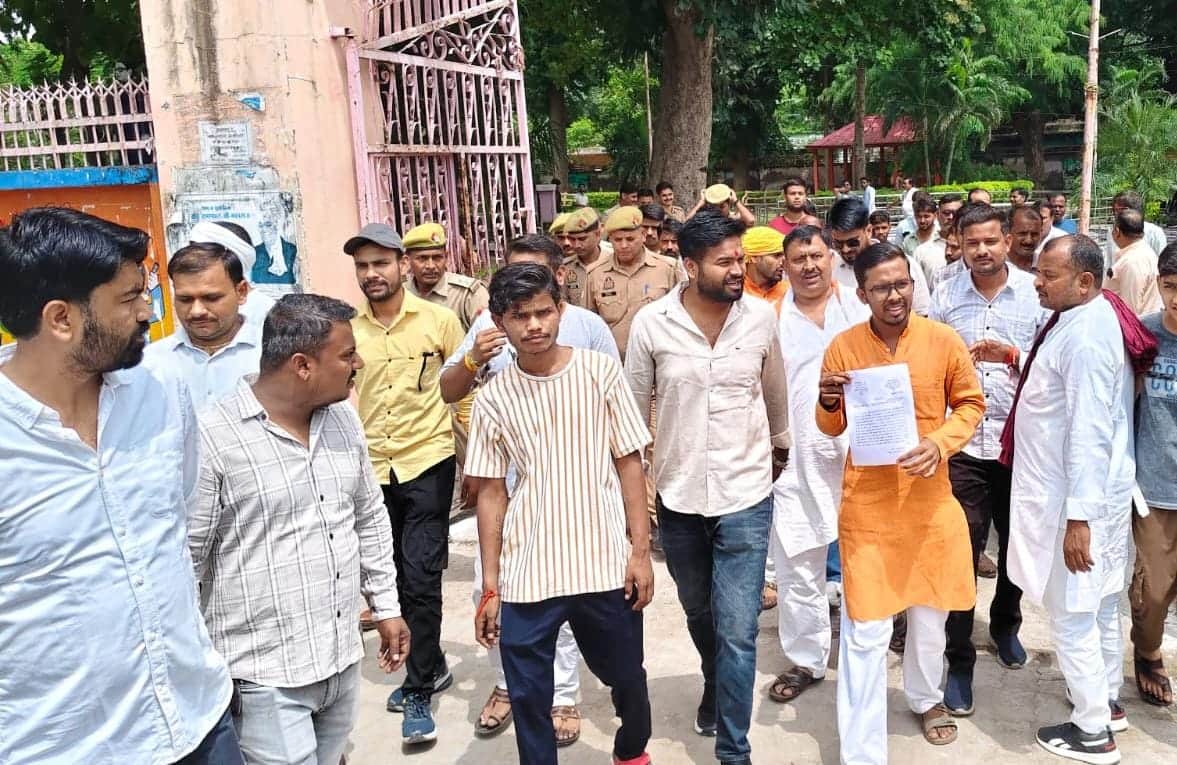 BJP leaders besieged the police station at night and visited the police office during the day.