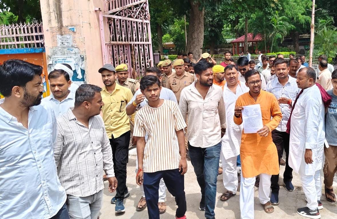 BJP leaders besieged the police station at night and visited the police office during the day.