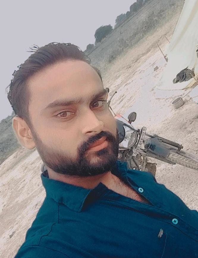 Borewell mechanic's body found hanging from a tree.