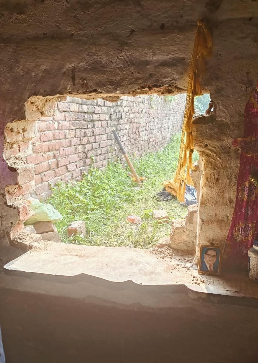 Theft in three houses simultaneously; investigation underway.