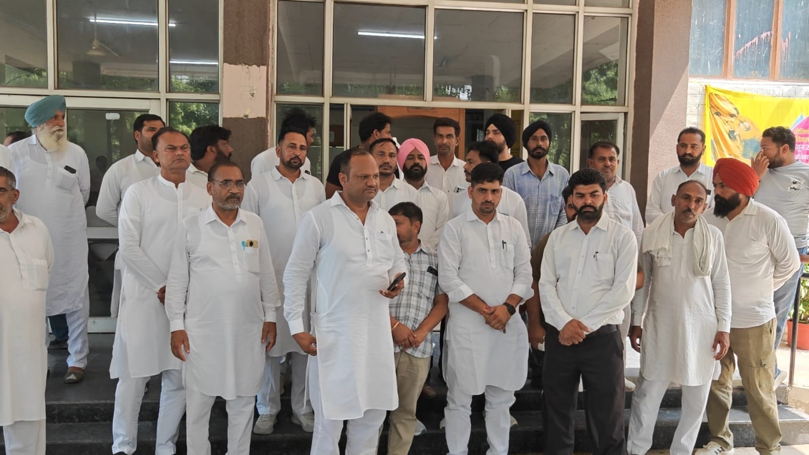 फतेहाबाद। लघु सचिवालय में एडीसी को शिकायत देने के लिए पहुंचे सरपंच व उनके सहयोगी। संवाद