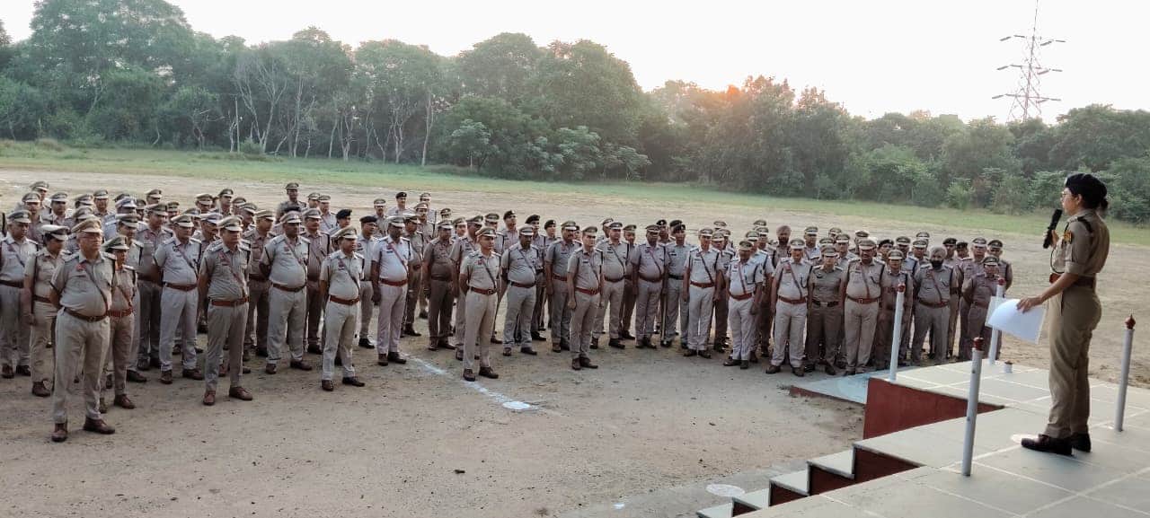 फतेहाबाद में पुलिसकर्मियों को संबोधित करते हुए एसपी स्त्रोत पुलिस विभाग