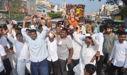 गढ़ रोड पर गणपति बप्पा की शोभायात्रा में नृत्य करते मराठा समाज के लोग। संवाद